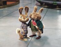 Hop - Osterhase oder Superstar? – "Hop - Osterhase oder Superstar", Auf der Osterinsel werden eifrig Süßigkeiten produziert, die dann in aller Welt für die Kinder versteckt werden. Dem alten Osterhasen wird die Aufgabe allmählich zu schwer. Er beschließt daher, sein Amt an seinen Sohn E.B. zu übergeben. Dieser hat allerdings ganz andere Pläne. Als leidenschaftlicher Drummer träumt er von einer Karriere als Musiker. Um der Amtsübergabe zu entkommen, flüchtet er daher nach Los Angeles, wo er Familie O'Hare überraschend vor den Wagen hüpft.