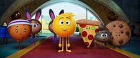 Der Emoji-Film – V.l.: Basketball, Bunny-Tänzerinnen, Gene, Pizza, Keks Die Verwendung des sendungsbezogenen Materials ist nur mit dem Hinweis und Verlinkung auf TVNOW gestattet.