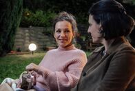 Tatort – v.li.: Katja Scherf (Franziska Wulf) und Esther Baumann (Brigitte Urhausen) begegnen sich nach vielen Jahren wieder.
