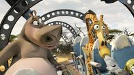 Madagascar 2 – Nilpferd Gloria (l.) und Giraffe Melman (r.), wollen mit ihren Freunden Alex und Marty Madagascar verlassen und wieder nach New York in ihren Zoo zurückkehren. Dafür reparieren sie an abgestürztes Flugzeug. Doch es kommt ganz anders als geplant ...