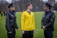 Notruf Hafenkante – Melanie (Sanna Englund, l.) und Mattes (Matthias Schloo, r.) statten Yanik Jungbluth (Aaron Koszuta, M.) erneut einen Besuch ab. Doch der Fußballspieler will sich immer noch nicht an die vergangene Nacht erinnern können.