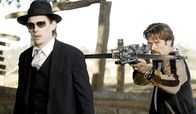 Daybreakers – Nehmen den Kampf gegen die brutalen Blutsauger auf: Forscher Edward Dalton (Ethan Hawke, l.) und Ex-Vampir Elvis (Willem Dafoe, r.) ...