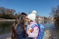 Clara – Die junge Rumänin Clara (Olga Török) arbeitet in Ulm als Kindermädchen für die sechsjährige Johanna (Elina Leitl), mit der sie sich sehr gut versteht.