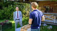 Sturm der Liebe – Markus (Timo Ben Schöfer, l.) erinnert sich misstrauisch an Situationen mit Katja bzw. Vincent (Martin Walde, r.).