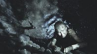 Cold Prey 3 - The Beginning – Bei einem Spaziergang im Mondschein stürzen Siri (Julie Rusti) und Knut in eine Fallgrube.