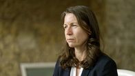 Die Flut - Chronik eines Versagens – Cornelia Weigand ist zum Zeitpunkt der Flut Verbandsbürgermeisterin in Altenahr. Sie erschrickt, als sie am Nachmittag des 14. Juli die Hochwasserprognose für die Ahr sieht.