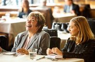 Zu guter Letzt – v.li.: Harriet Lauler (Shirley MacLaine), Anne Sherman (Amanda Seyfried).