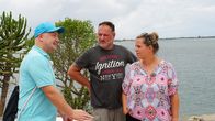 Verrückt nach Meer – Nachdem die Passagierin Conny Werner das Nationalmuseum für Sklaverei in Luanda, das "Museu Nacional da Escravatura", besucht hat, verarbeitet sie die emotionalen Eindrücke mit ihrem Mann Andreas Werner und Reiseleiter Bernd Wallisch (links).