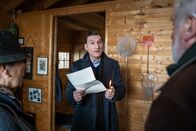 Hubert ohne Staller – Was hat Herr Schwiers (Sigfried Terpoorten) vor und welches Beweisstück droht er zu vernichten?