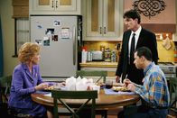 Two and a Half Men – (v.li.) Holland Taylor (Evelyn Harper), Jon Cryer (Alan Harper), Charlie Sheen (Charlie Harper).