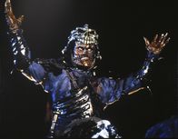 Armee der Finsternis – Der geklonte böse Ash (Bruce Campbell) ist der Anführer der Armee der Finsternis. Sein Ziel ist es, die Burg von Lord Arthur zu erobern?