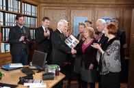 Rote Rosen – ARD ROTE ROSEN FOLGE 1952 Uhr im ERSTEN. Thomas (Gerry Hungbauer, 2.v.l.) übernimmt trotz seiner Trauer die Ehrung von Erika (Madeleine Lierck-Wien, 3.v.r.) für deren Eintrag ins Buch der Rekorde (mit Komparse, l., Hermann Toelcke, 2.v.l., Peggy Lukac, 4.v.r., Klaus Mikoleit, 2.v.r. und Brigitte Antonius, r.).