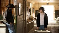 Yellowstone – Rip Wheeler (Cole Hauser, l.) und Carter (Finn Little, r.)