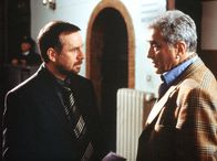 Donna Leon – Commissario Brunetti (Joachim Król, links) muss einmal mehr die Schikanen seines Vorgesetzten Patta (Michael Degen) erdulden.