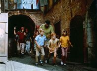Astrid Lindgren:: Pippi in Taka-Tuka-Land – Die Piraten von Taka-Tuka-Land kommen. Tommy (Pär Sundberg, l.), Pippis Vater (Beppe Wolgers), Pippi (Inger Nilsson) und Annika (Maria Persson) fliehen.