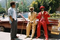 Norbit – Der zurückgebliebene Norbit (Eddie Murphy, r.) hat keine Chance: Er muss die dicke Rasputia heiraten, deren brutale Brüder (v.l.n.r. Mighty Rasta, Clifton Powell) in illegale Geschäfte verwickelt sind. Da kehrt seine Jugendliebe Kate zurück ...