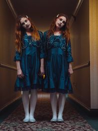 Hotel Paranormal – Unheimliche Mädchen auf dem Hotelflur.