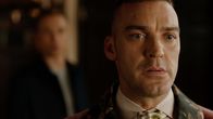The Royals – Cyrus (Jake Maskall) ist geschockt, als sie Roberts alles verändernde Rede hören, doch damit nicht genug, denn Robert spricht schließlich sogar ein Machtwort gegen seinen Onkel ...