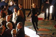 Castle – Obwohl sie eigentlich ihren Dienst quittiert hat, wird Beckett (Stana Katic, r.) in einen neuen Fall verwickelt ...
