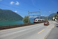 Länder - Menschen - Abenteuer: Mit dem Zug ... – Stockfotografie Strasse und Zug am Genfer See, Schweiz, Europa.: lizenzfreie Fotos