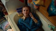 Extraordinary – Jen (Máiréad Tyers) vertraut sich ihrer besten Freundin an – und hofft auf einen hilfreichen Rat.