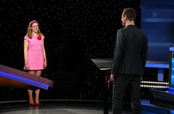 Gefragt - Gejagt – Moderator Alexander Bommes (r.) mit der Kandidatin Sabrina Rambach (l.).