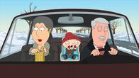 Family Guy – Als Stewie (M.) von seinen Großeltern Barbara (l.) und Carter (r.) abgeholt wird, baut dieser einen Unfall ...