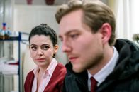 Sturm der Liebe – Shirin (Merve Çakır, l.) versichert Henning (Matthias Zera, r.), dass sie von Pauls Schuld nichts wusste.
