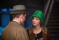 Babylon Berlin – Gereon Rath (Volker Bruch) bringt Charlotte Ritter (Liv Lisa Fries) zur S-Bahn.