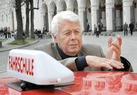 Glück auf vier Rädern – Vierzig Jahre hat Friedrich (Peter Weck) sich erfolgreich dagegen gewehrt, den Führerschein zu machen, doch nun hat es ihn erwischt.