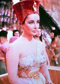 Cleopatra – Die äußerst schöne und machtbewusste Königin Ägyptens, Cleopatra (Elizabeth Taylor), weiß ihre verführerischen Argumente überzeugend einzusetzen ...