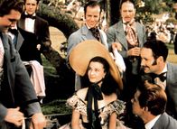 Vom Winde verweht – Kurz vor Ausbruch des amerikanischen Bürgerkriegs: Scarlett (Vivian Leigh) im Kreis ihrer zahlreichen Verehrer bei einem Fest (vorne rechts und links die Tarleton-Zwillinge: Fred Crane/George Reeves)