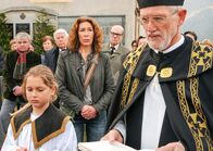 Tatort – Bibi Fellners (Adele Neuhauser, Mitte) Vater wird begraben. Anwesend sind auch die Rentner Reinhard Sommer (Branko Samarovski, 2. von links), Paul Ransmayr (Peter Weck, 4. von links) und Horst (Peter Fröhlich, 2. von rechts).