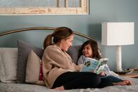 Plötzlich Familie – L-R: Ellie (Rose Byrne), Lita (Julianna Gamiz)