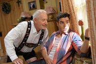 Sturm der Liebe – ARD STURM DER LIEBE FOLGE 1863 Uhr im ERSTEN. Alfons (Sepp Schauer, l.) gibt vor Goran (Saša Kekez, r.) zu, dass es ihm allmählich gefällt wie ein Star behandelt zu werden.