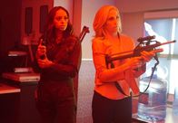 Ghosted – Annie (Amber Stevens West, l.); Captain Ava Lafrey (Ally Walker, r.)