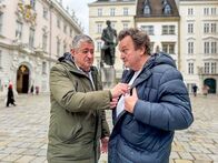 Dok 1: WARUM? – Warum Kitzeln mehr mit Schmerz als Spaß zu tun hat, erfährt Hanno Settele (r.) von Radiodoktor Ronny Tekal.