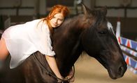 Ostwind – Für Mika (Hanna Binke) und ihr Pferd "Ostwind" geht es um viel mehr, als das Reiten und Gewinnen von Turnieren - "Ostwind" droht der Abdecker, wenn er sich nicht bewährt.