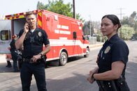The Rookie – Bei einer Busentführung kommt es zu einer lebensbedrohlichen Verletzung. Von links: Officer Tim Bradford (Eric Winter) und Officer Lucy Chen (Melissa O'Neil)