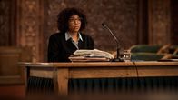 The Crash – The Crash Folge 5 Trägt ihren Einsatz für die Wahrheit vor Gericht: Joy Delima als Asha Willems Copyright: SRF/2022 Big Blue Production/Studiocanal GmbH