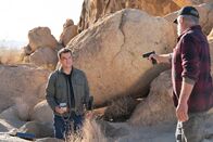 The Rookie – Oscar (Matthew Glave, r.) entführt Officer John Nolan (Nathan Fillion, l.) und zwingt ihn, seinen vergrabenen Schatz auszugraben. Doch nachdem Nolan seine Aufgabe erfüllt hat, benötigt Oscar seine „Dienste“ nicht länger.