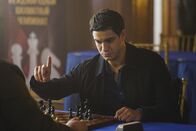 Scorpion – Während sich Walter (Elyes Gabel) um eine im Ausland in Gefahr geratenen amerikanische Spionin kümmern muss, wird Happys Vater von seiner Vergangenheit eingeholt ...
