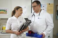 In aller Freundschaft – Hans-Peter Brenner (Michael Trischan) kündigt Oberschwester Arzu (Arzu Bazman) den Beginn seines praktischen Jahres an und somit auch, dass sie ihn aus dem Dienstplan ausplanen kann. Als Arzu zynisch reagiert, fragt er, was denn los sei. Doch Arzu darf Informationen aus den Klinikleitungssitzungen nicht weitergeben - auch wenn sie es manchmal noch so gern tun würde.