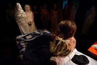 Insidious: Chapter 2 – Als Dalton (Ty Simpkins) nachts erwacht, wird er von übernatürlichen Gestalten bedrängt.