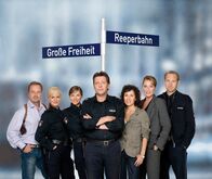 Großstadtrevier – L-R: Henning Schulz (Till Demtrøder), Katja Metz (Anja Nejarri), Nicole Beck (Sophie Moser), Dirk Matthies (Jan Fedder), Hariklia "Harry" Möller (Maria Ketikidou), Frau Küppers (Saskia Fischer), Lothar Krüger (Peter Heinrich Brix).