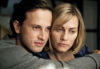 Fliegen lernen – Eva (Gesine Cukrowski) und Hendrik (Franz Dinda) haben sich gefunden.