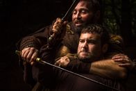 Arthur & Merlin – Das Mittelalter läutet in Britannien eine Epoche voller Magie und Legenden ein. In dieser geheimnisvollen Zeit erhebt sich der Druide Aberthol (Nigel Cooke) und flüstert König Vortigern finster-magische Wort ins Ohr, um das Volk der Kelten dem Erdboden gleichzumachen.