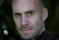 Camelot – Folge 1: Der junge König (Homecoming) Der von düsteren Visionen geplagte Zauberer Merlin (Joseph Fiennes).