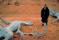 Evolution – Unglücklicherweise entwickelt sich aus der Alien-Paste in rasantem Tempo so ziemlich alles, was die Menschheit glaubte, schon überwunden. Fliegenden Riesendrachen setzen dem überforderten Harry (Orlando Jones) gewaltig zu ...