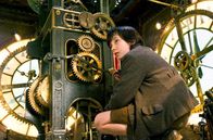 Hugo Cabret – Waisenjunge Hugo (Asa Butterfield) lebt in einem Pariser Bahnhof und kümmert sich dort um die Wartung und Pflege der Uhren.